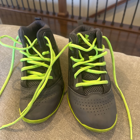 Under Armour kids’/youth athletic shoe - Picture 3 of 4